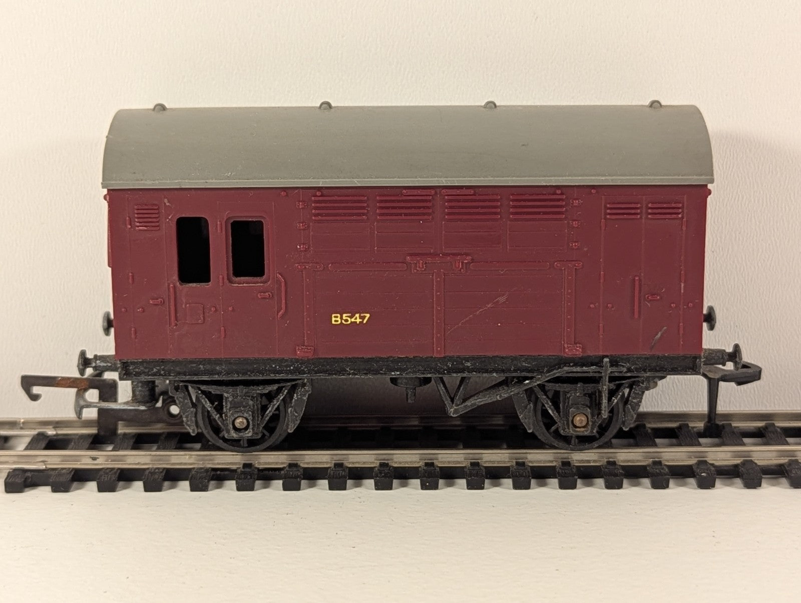 Hornby Horse Box Wagon BR Maroon B547 OO Gauge Coverter Wagon