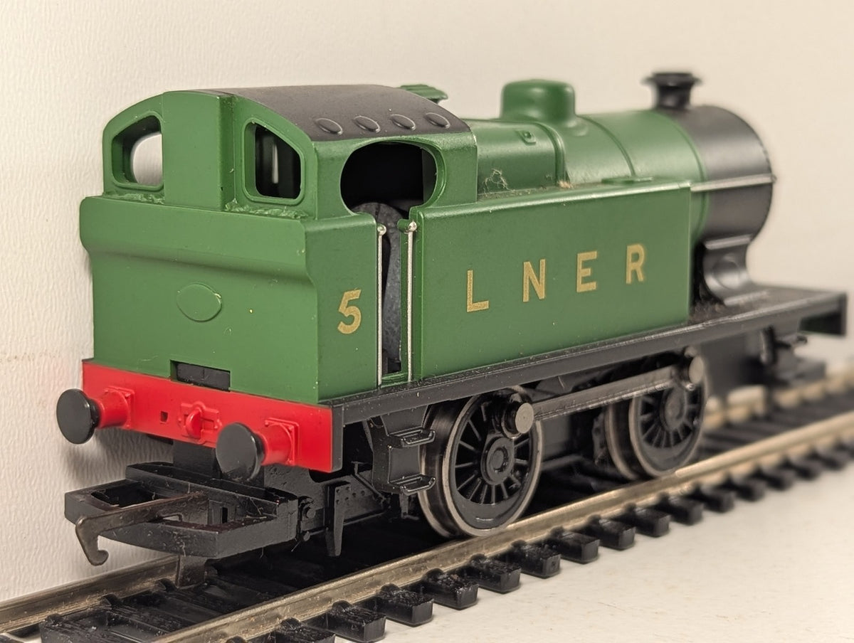 Hornby OO Gauge LNER Industrial 0-4-0 Locomotive 5 LNER Green R2671