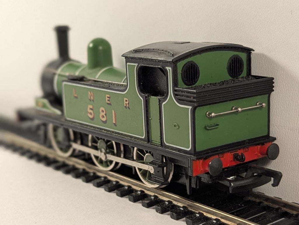 Mainline OO Gauge Class J72 0-6-0T Locomotive 581 LNER Green 37-054