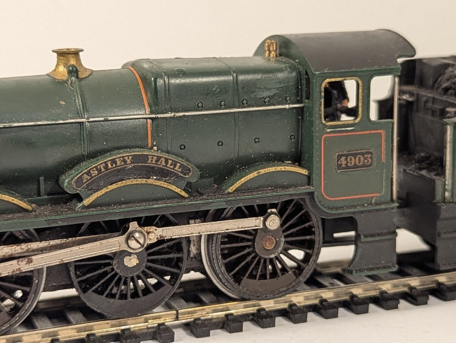Tri-ang OO Gauge Class 4900 Hall Class 'Astley Hall' Locomotive 490
