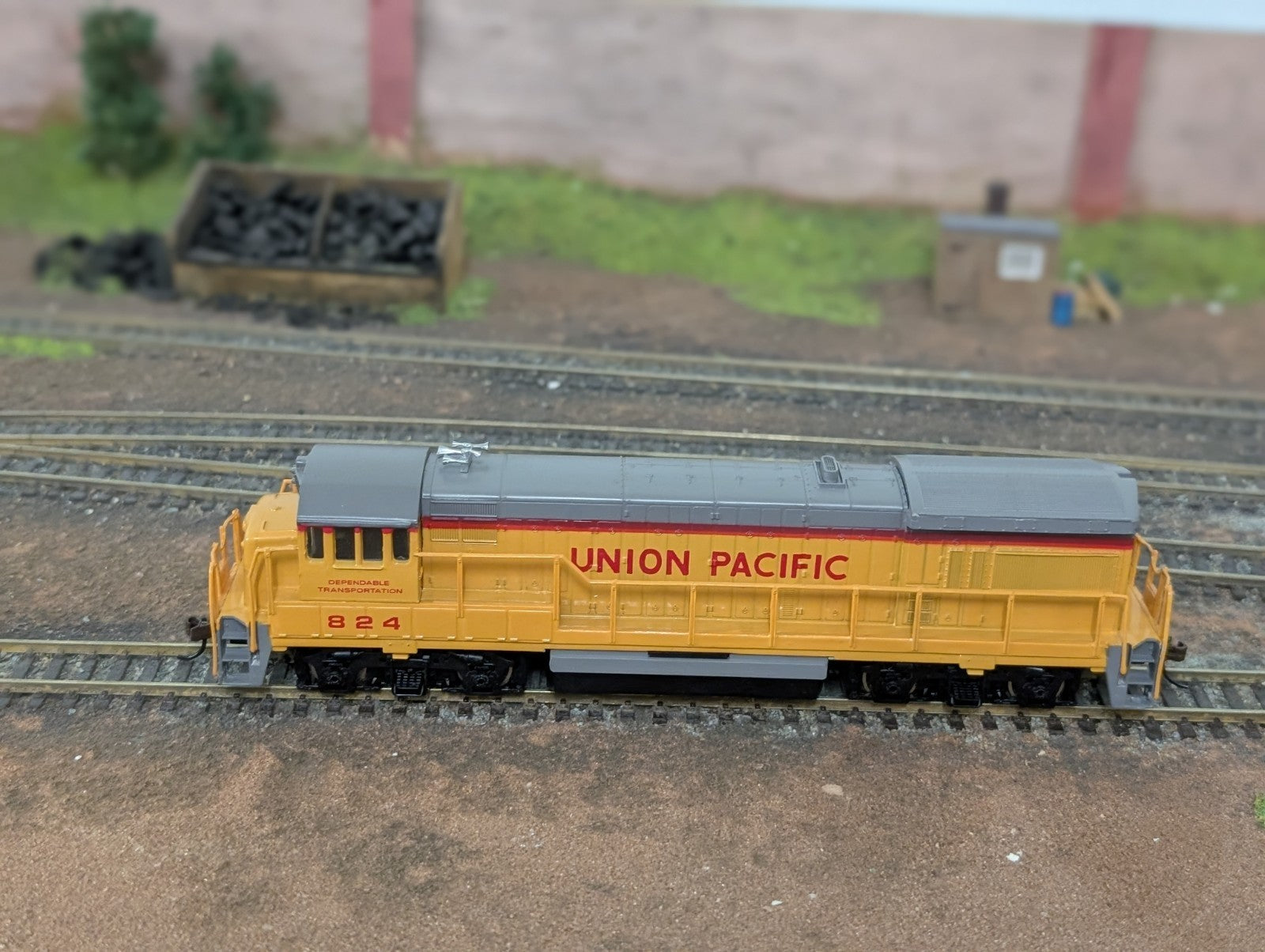 Bachmann HO Gauge Union Pacific GE U36B No. 824 Diesel Locomotive Runs & Lights