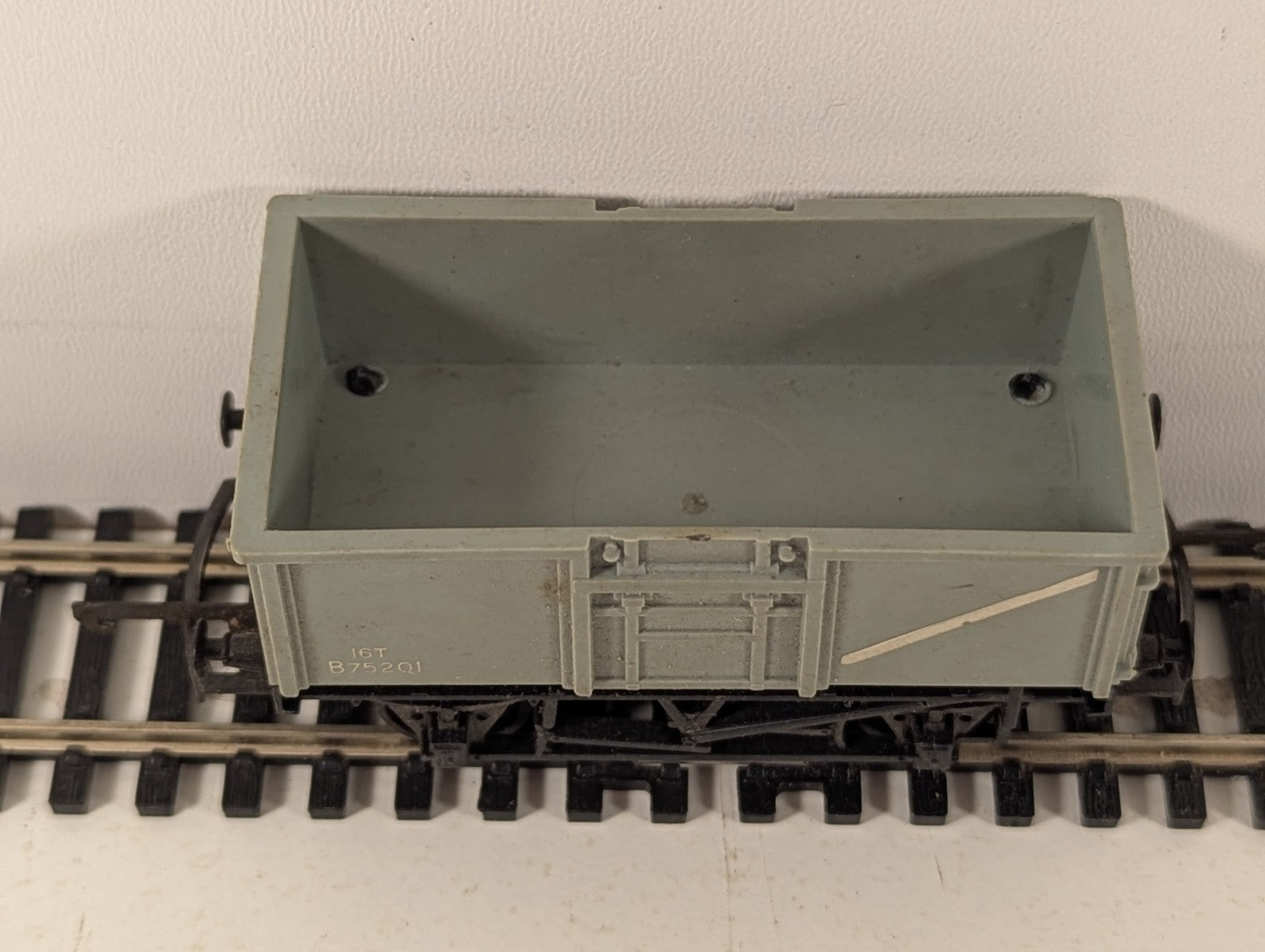 Tri-ang R243 OO Gauge BR Grey 16 Ton Mineral Wagon