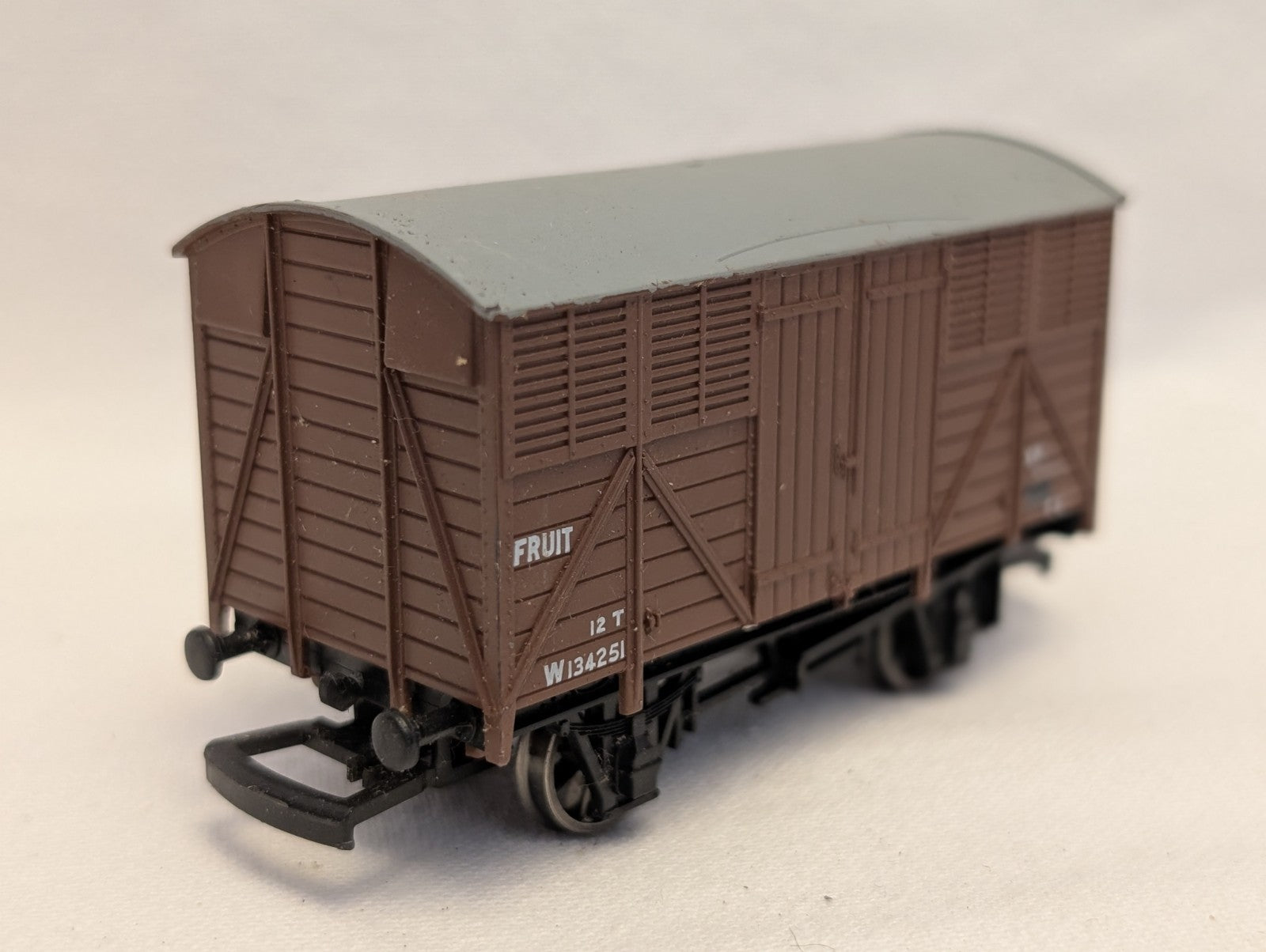 Hornby OO Gauge 12T Fruit Van Goods Wagon W134251 BR Bauxite R142