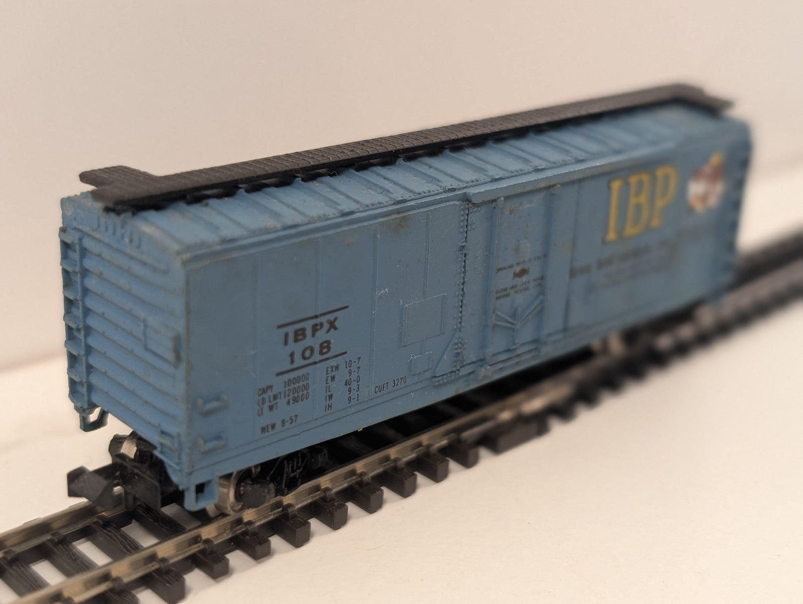Bachmann 41' Mechanical Reefer Boxcar “Iowa Beef Packers (IBP)” – N Gauge