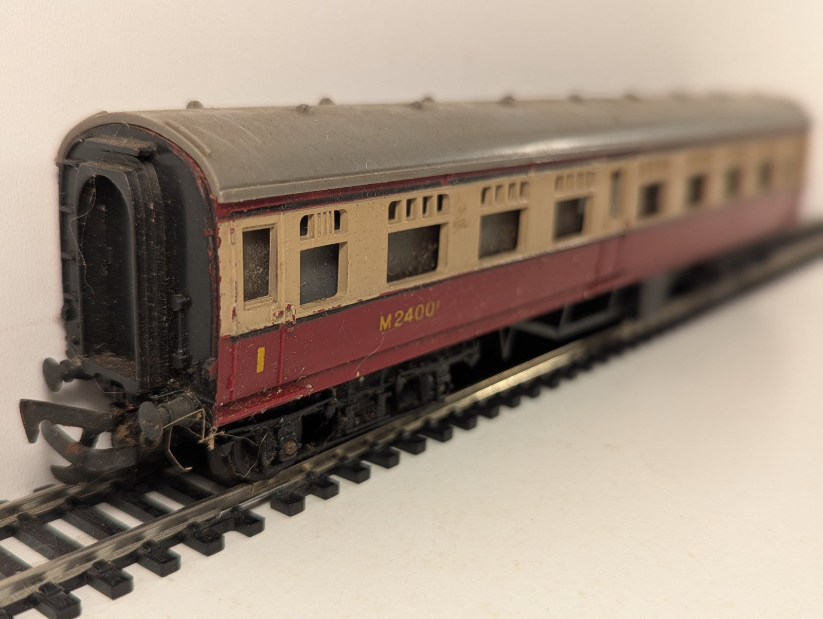 Tri-ang OO Gauge BR Crimson and Cream Composite Coach Passenger Coach
