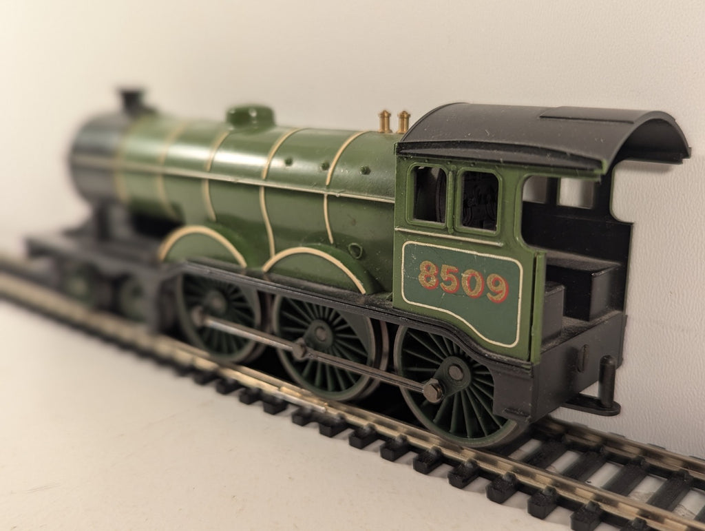 Hornby OOGauge LNERB12 4-6-0 SteamLocomotive in LNERLined Green - Missing Tender