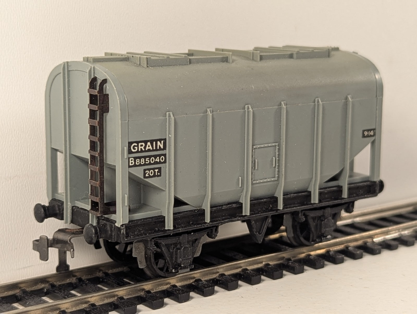 Hornby-Dublo 32067 OO Gauge 20-Ton Bulk Grain Wagon - Boxed - Missing Coupling