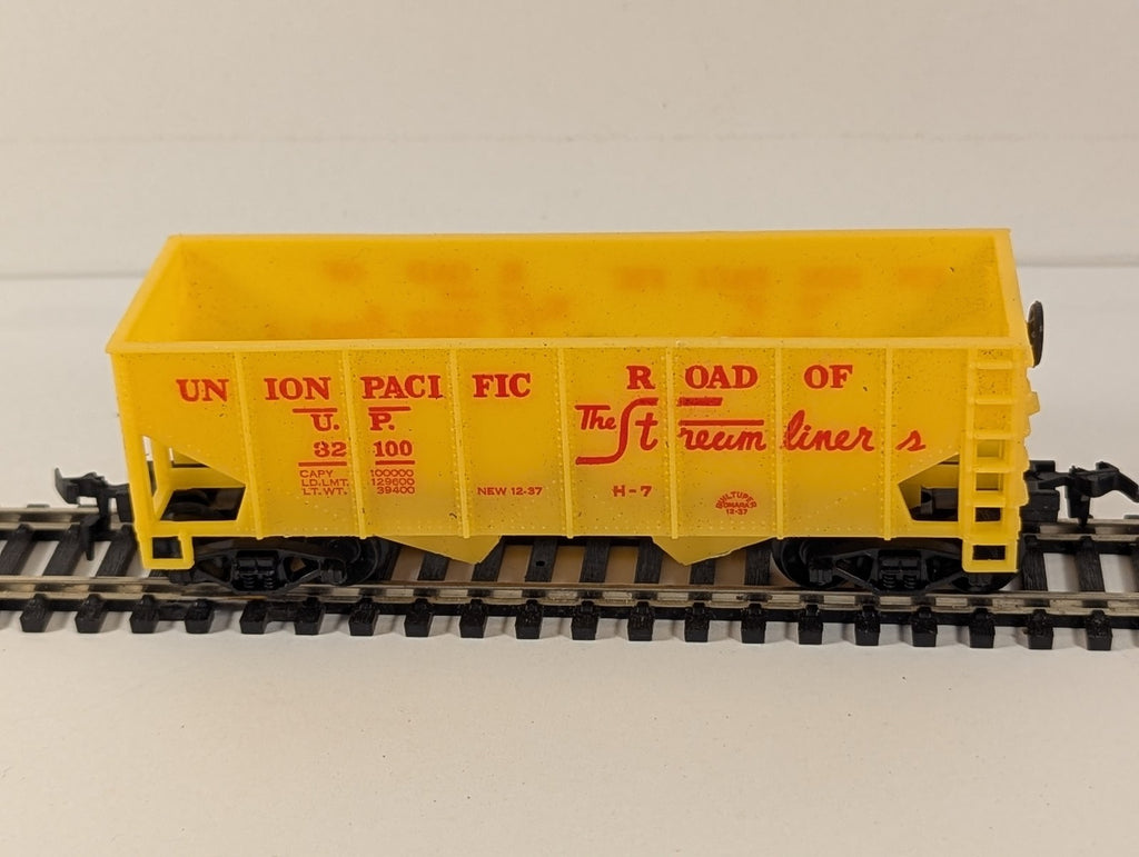 HO Gauge 2-Bay Offset Side Hopper Wagon 32100 Union Pacific Yellow