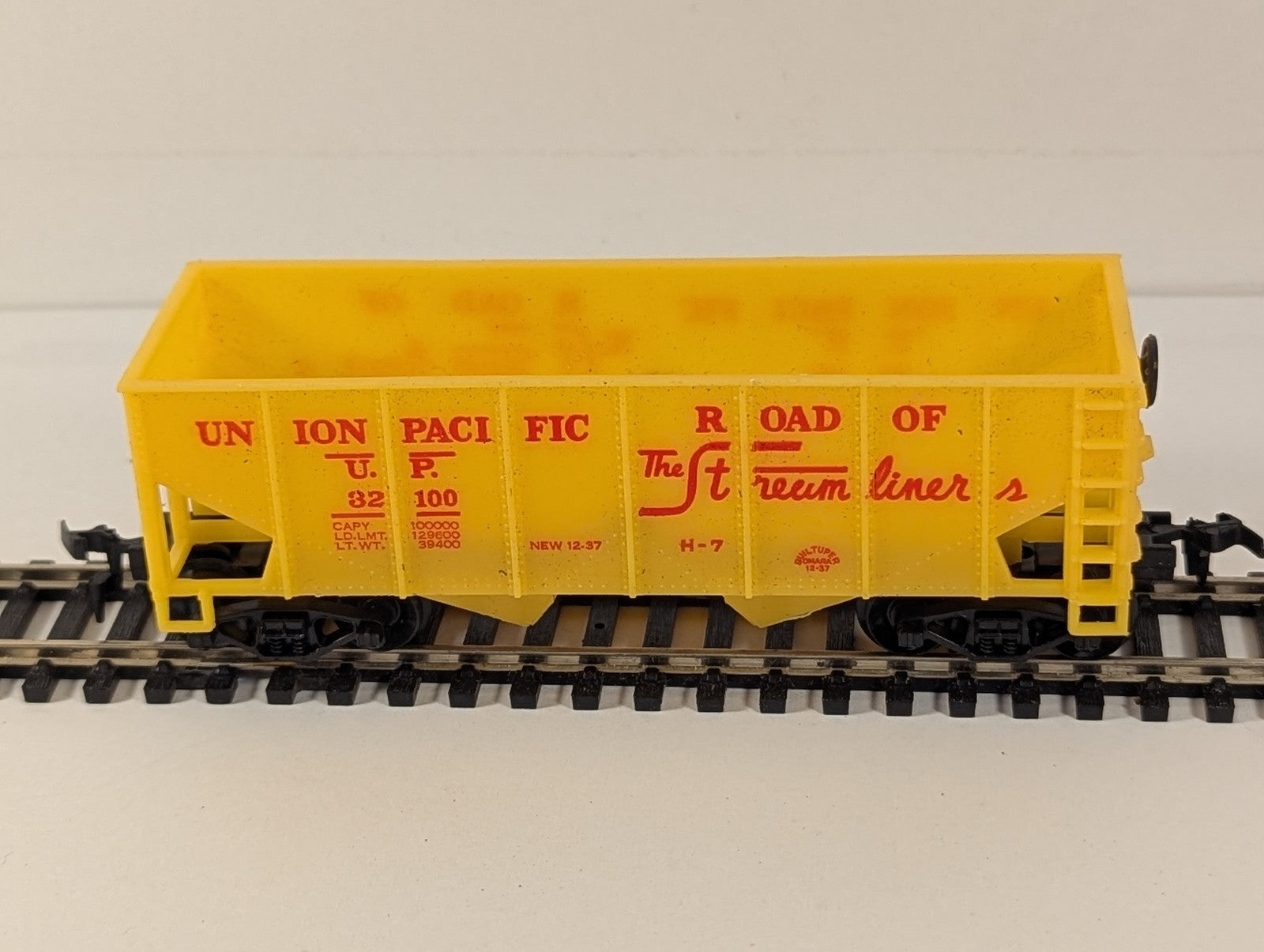 HO Gauge 2-Bay Offset Side Hopper Wagon 32100 Union Pacific Yellow