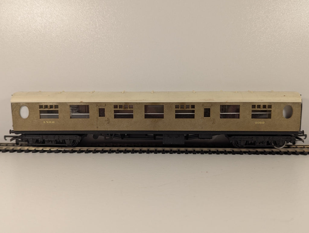 Tri-ang OO Gauge LNER Teak Composite Third Coach