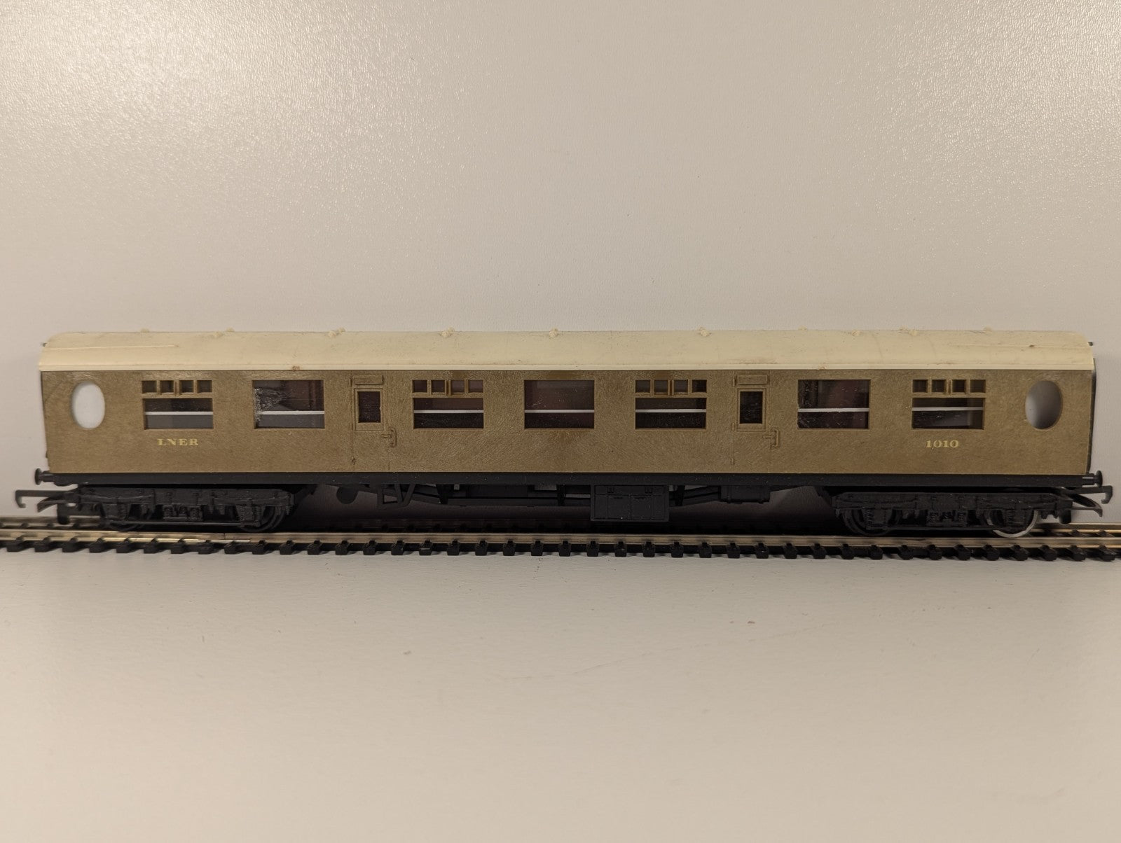 Tri-ang OO Gauge LNER Teak Composite Third Coach