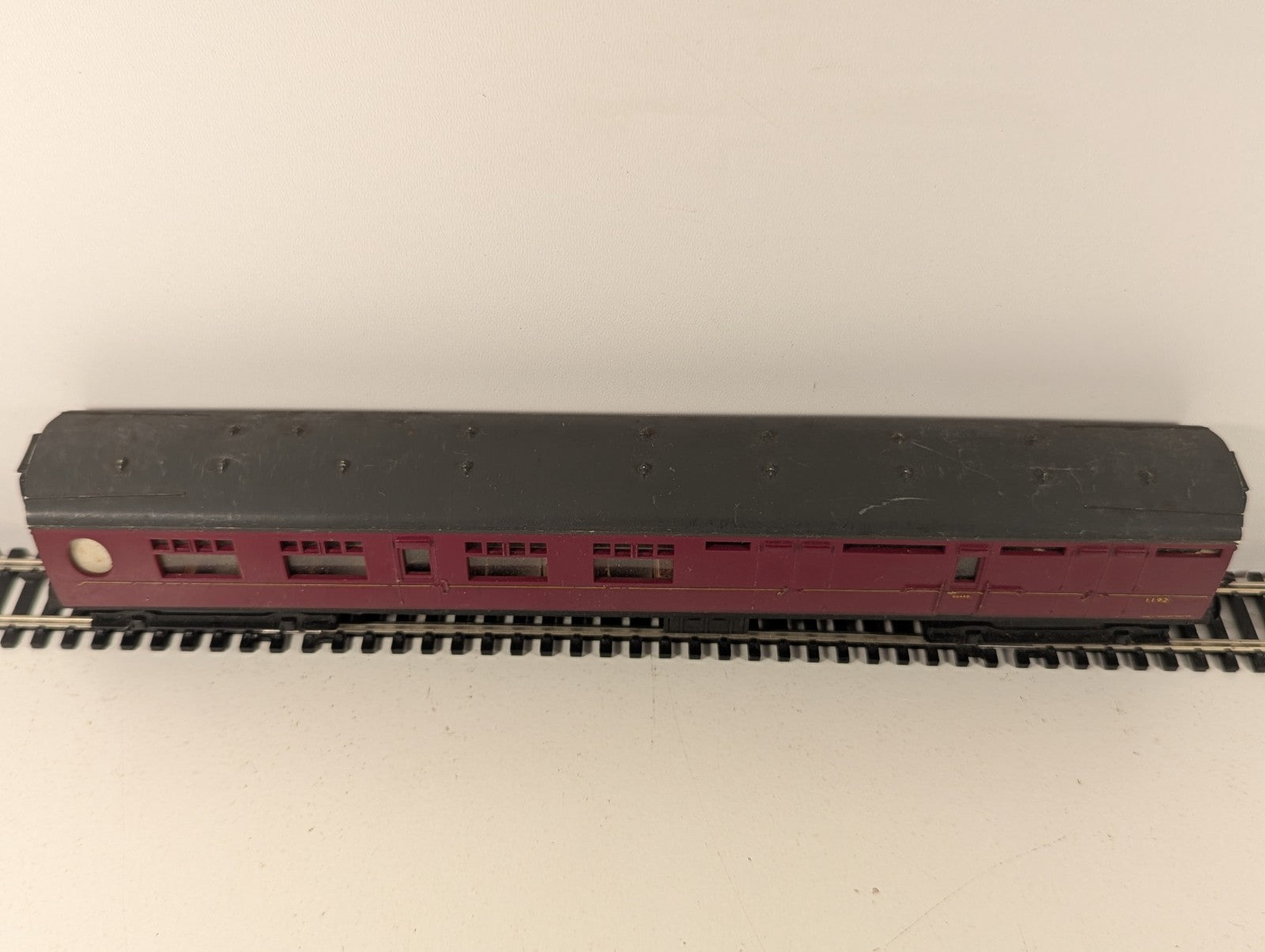 Hornby R387 OO Gauge Full Parcels Brake Coach BR Maroon