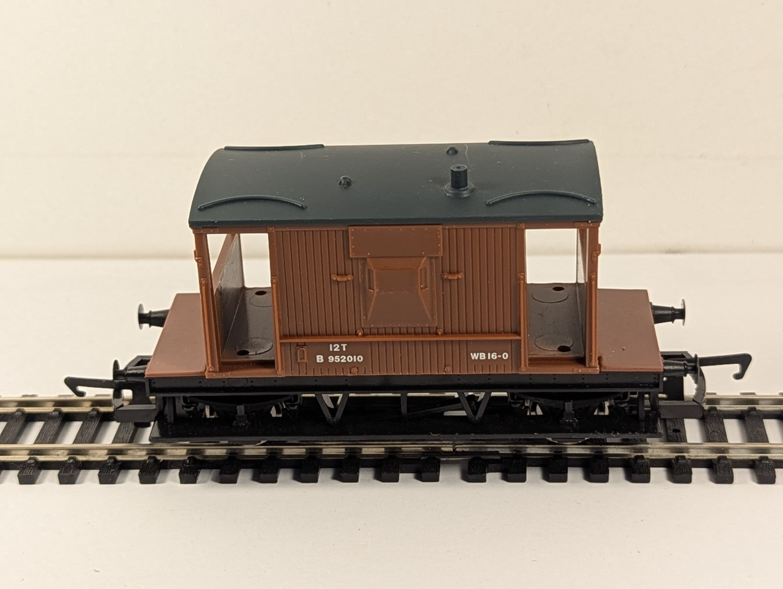 Hornby OO Gauge BR 20 Ton Brake Van Goods Wagon B952010 BR Bauxite