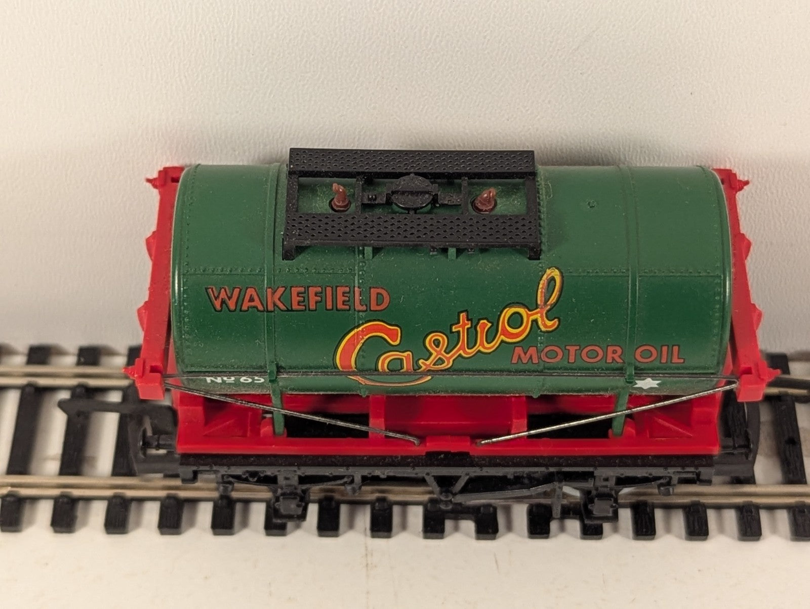 Hornby R127 OO Gauge Green Wakefield Castrol Motor Oil Tank Wagon