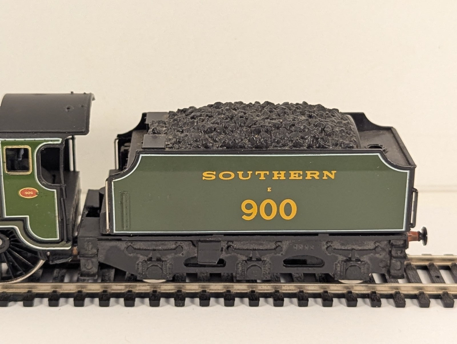 Hornby OO Gauge Schools Class 4-4-0 No. 926 'Repton' with  Wrong Tender