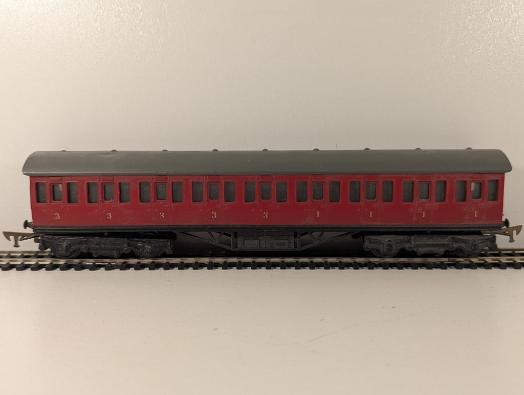 Graham Farish OO Gauge LMS 57ft Non-Corridor Composite Coach
