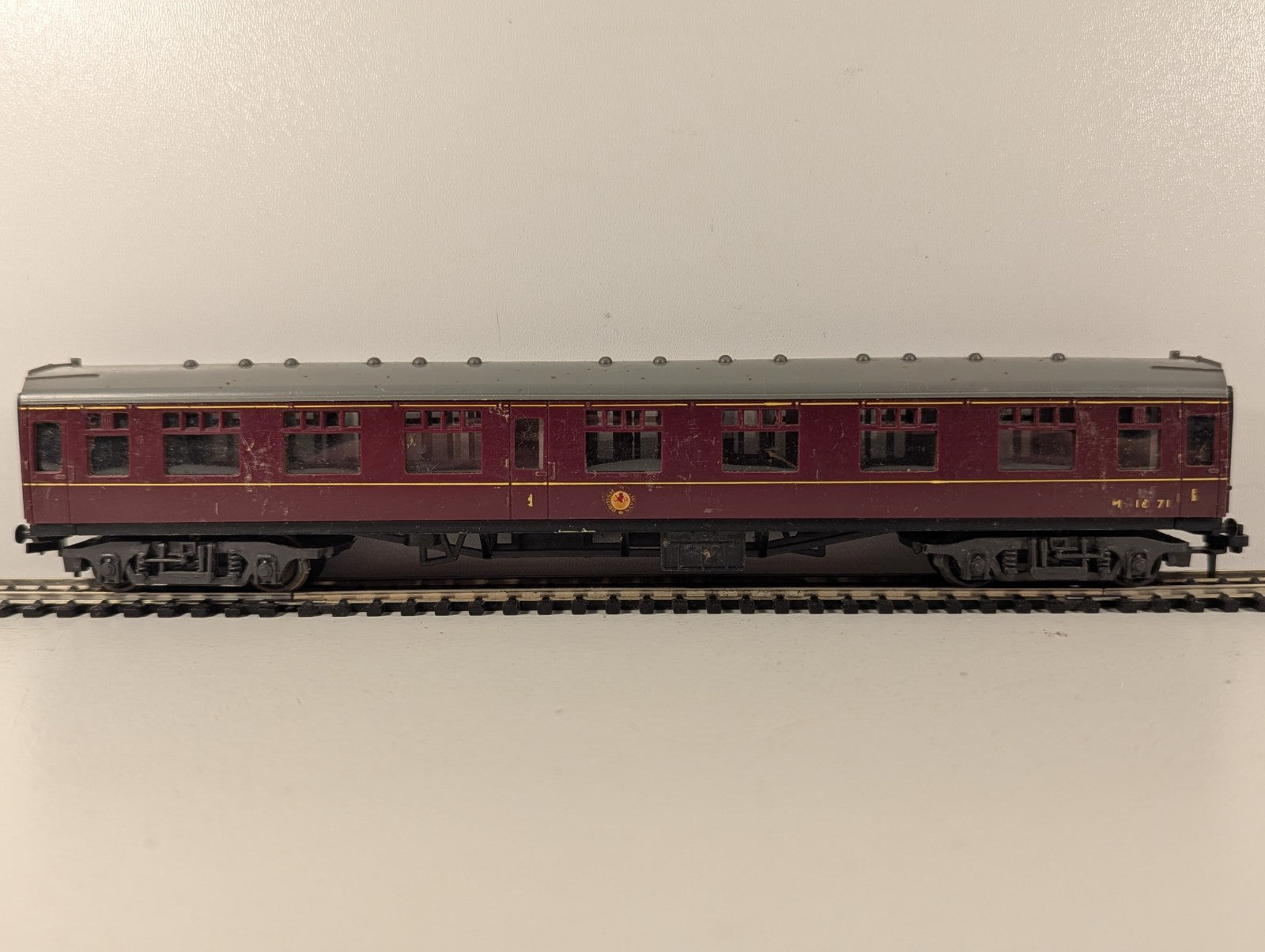 Trix OO Gauge BR Maroon Passenger Coach M16171