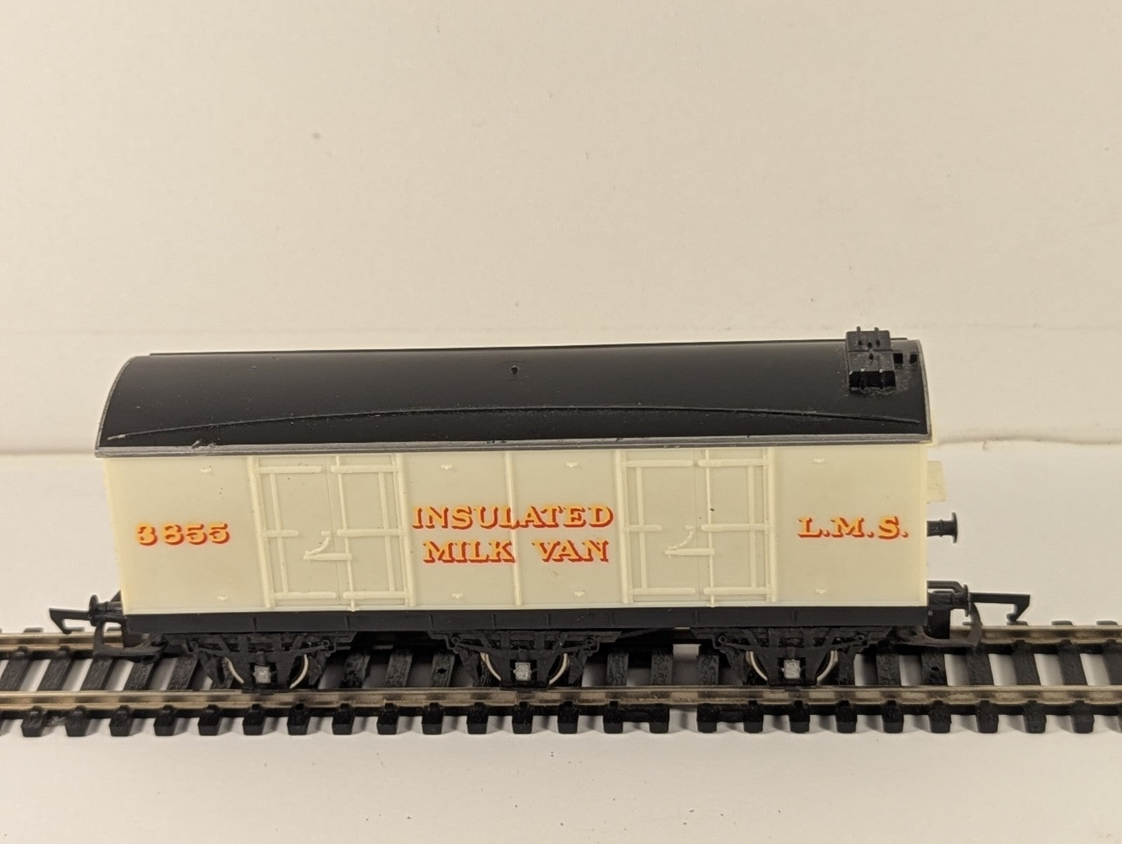 Hornby R670 OO Gauge LMS Insulated Milk Van 3855