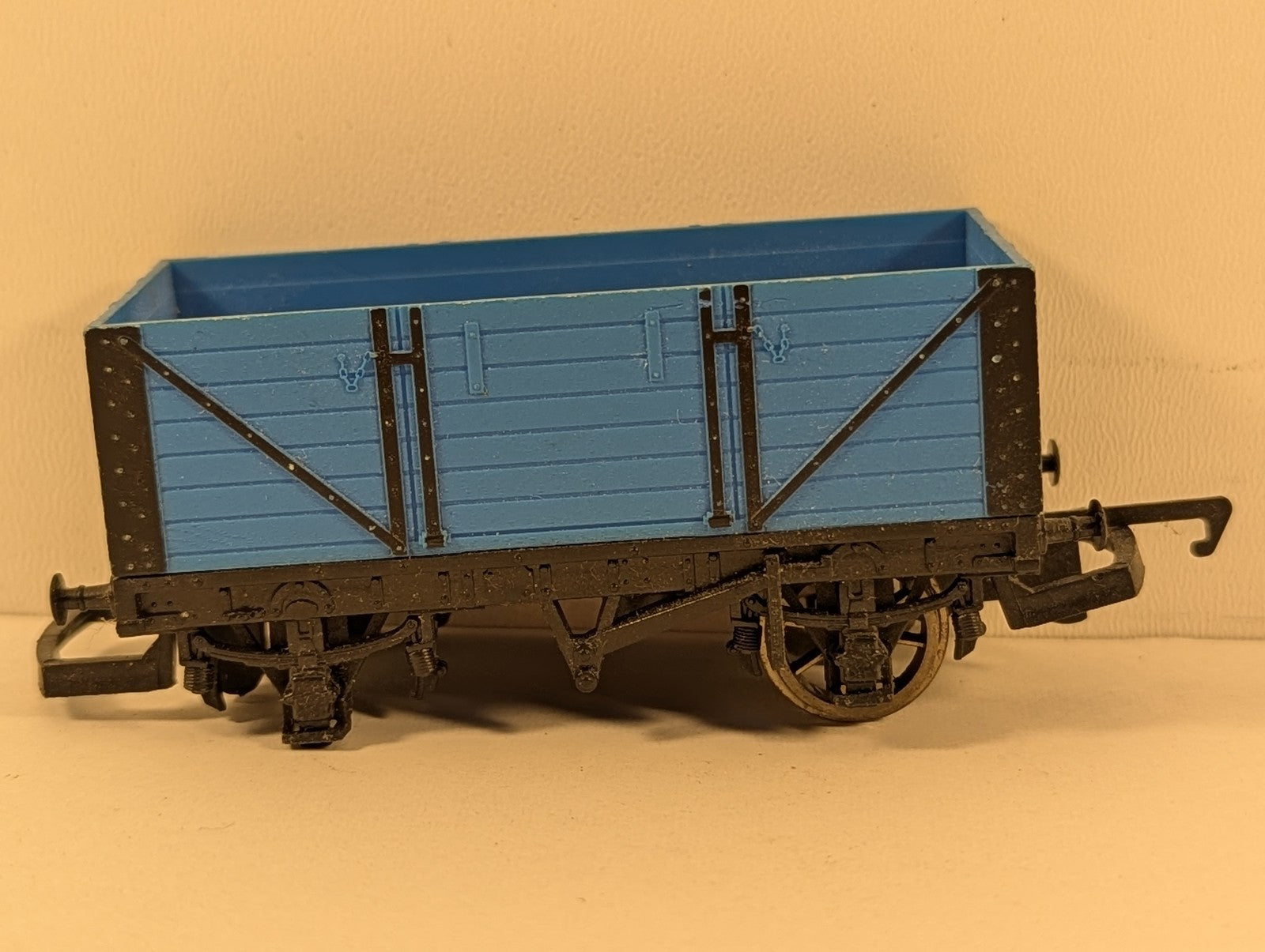 Hornby OO Gauge 5 Plank Open Wagon Blue