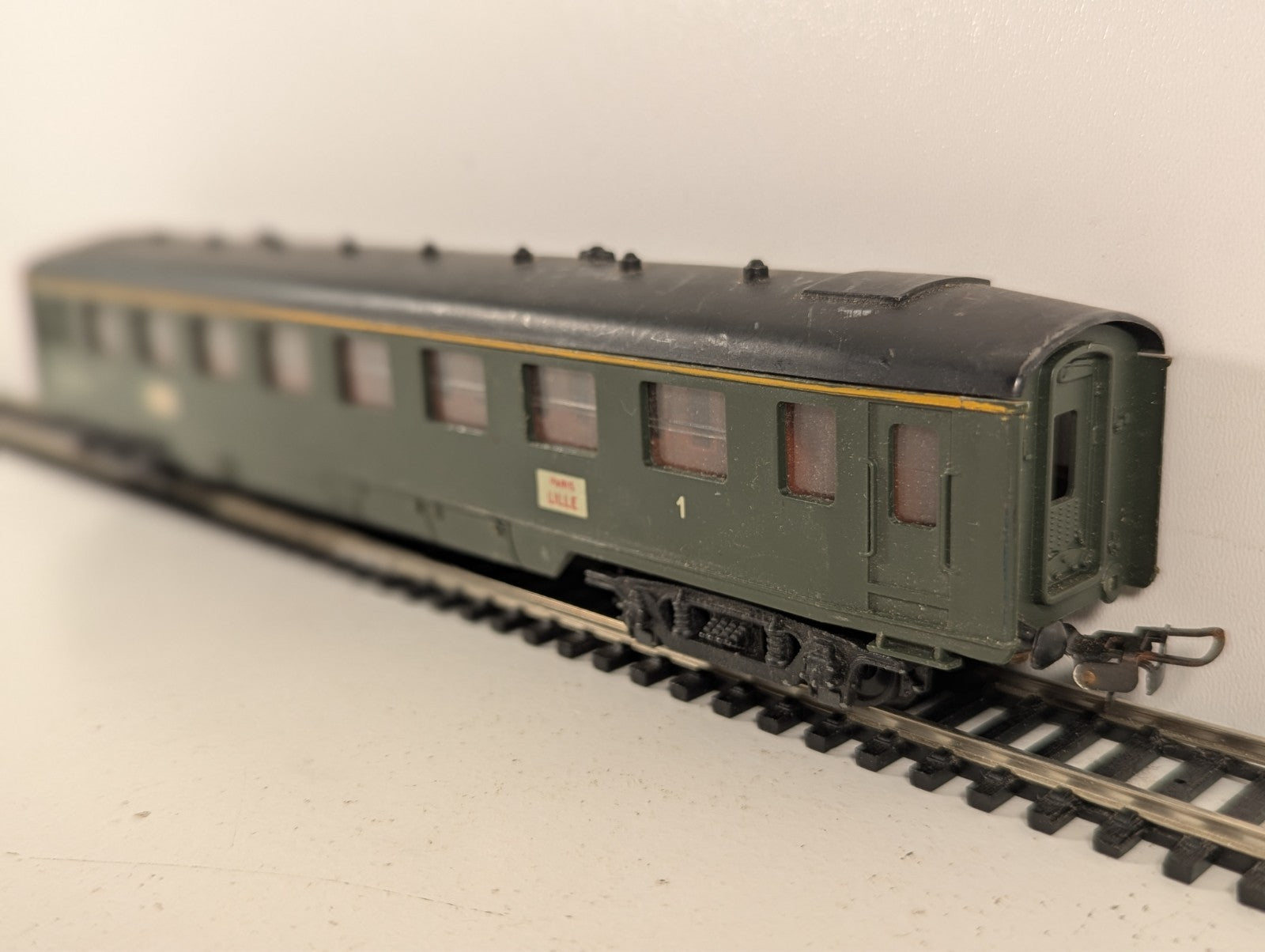 Hornby-Acho SNCF 1st Class Passenger Coach Green HO Gauge - Missing Coupler
