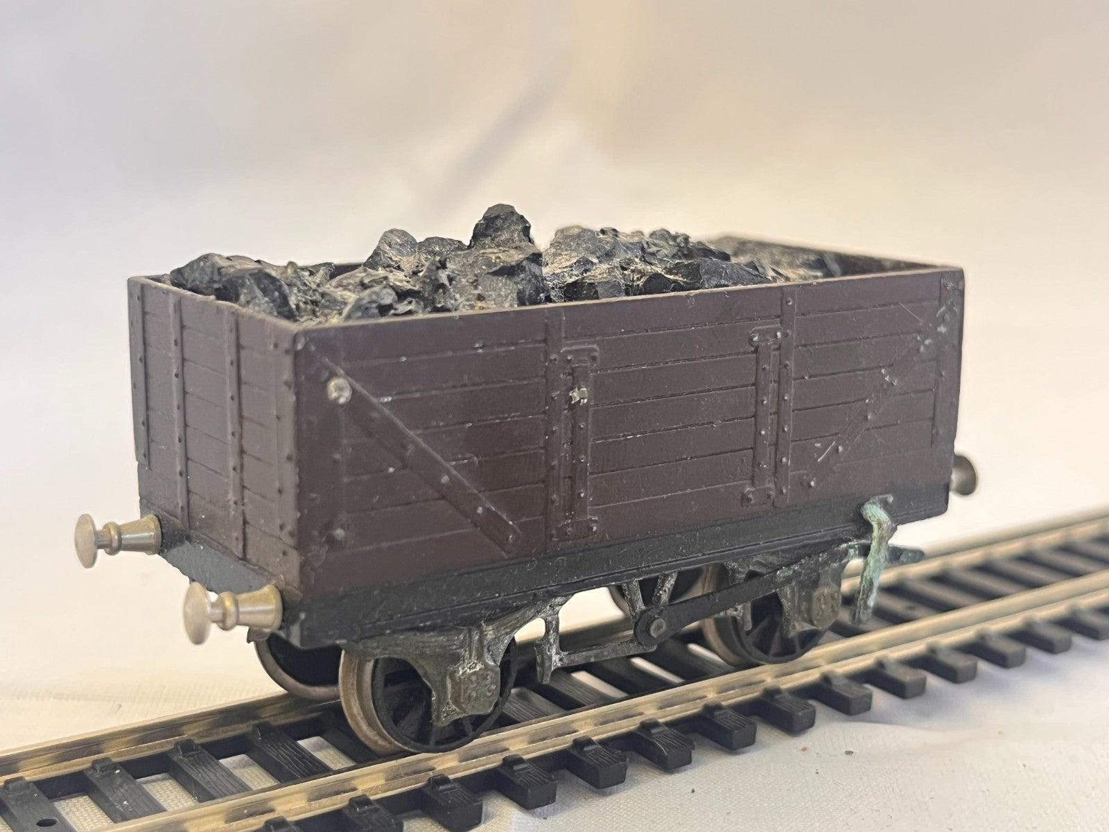 Graham Farish OO Gauge 7 Plank Wagon Brown