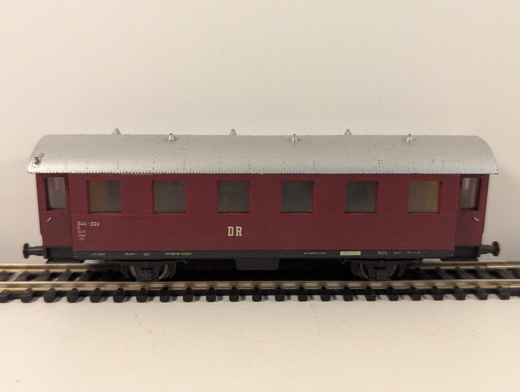 Piko HO Gauge Deutsche Reichsbahn Maroon Passenger Car Missing Couplings
