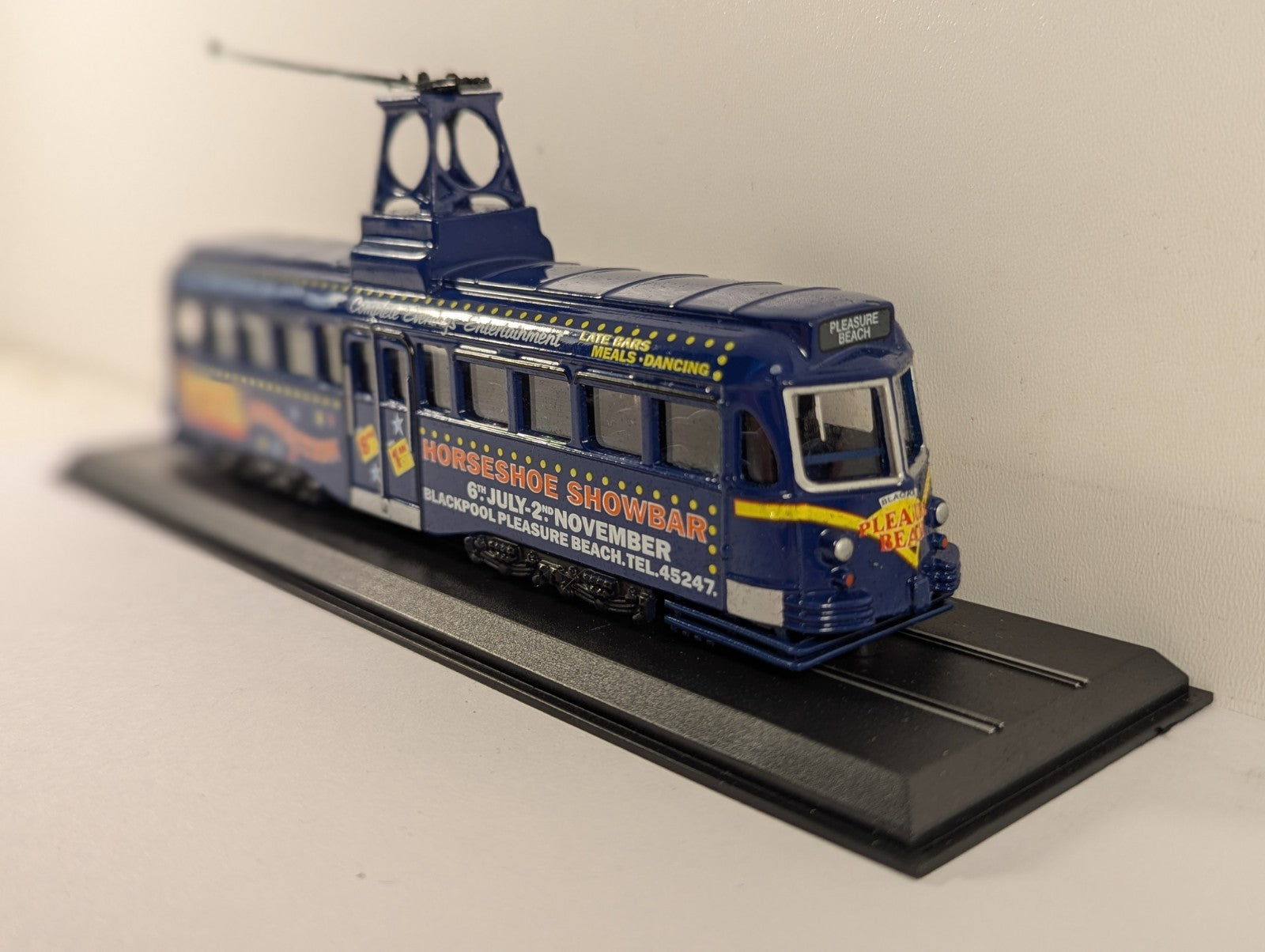 Corgi 1:76 / OO Scale Blackpool Brush Railcoach Diecast Model 621