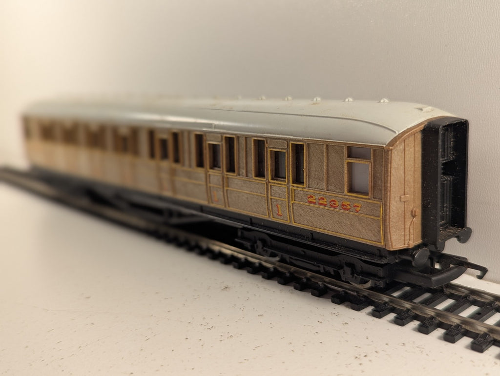 Hornby OO Gauge LNER Gresley Composite Coach Passenger Coach 22357 LNER Teak