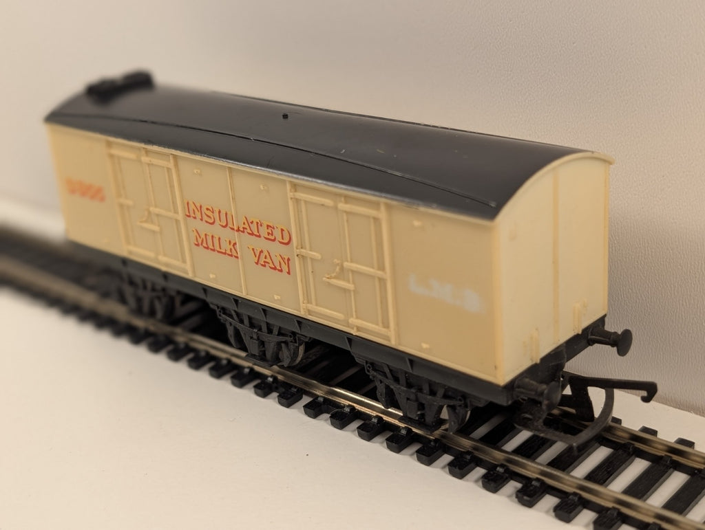 Hornby OO Gauge LMS 6-Wheel Insulated Milk Van