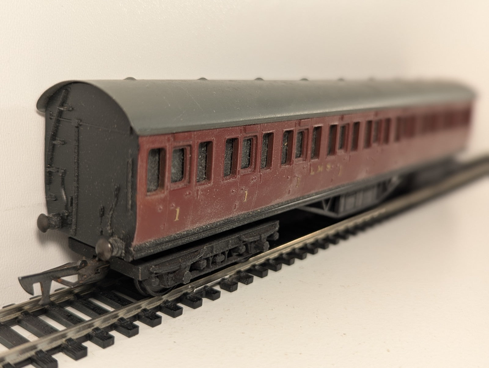 Graham Farish OO Gauge LMS Maroon Suburban Composite Coach