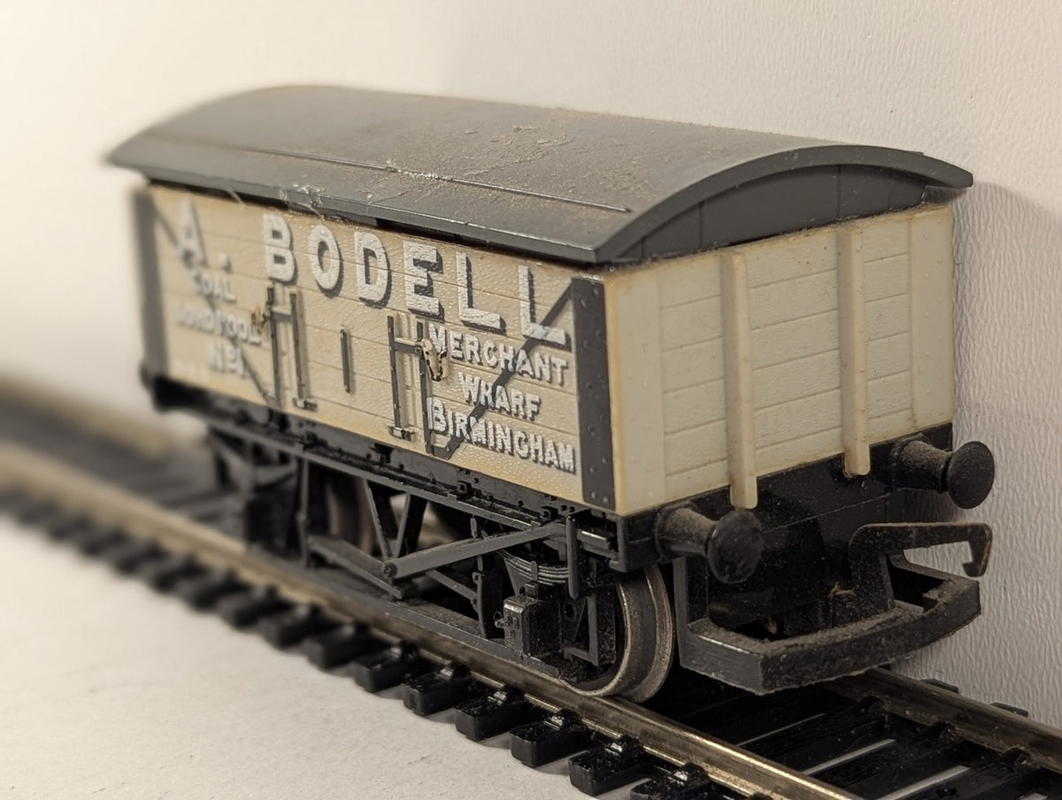 Hornby OO Gauge A. Bodell 7-Plank Wagon Goods Wagon 1 A. Bodell Cream R014