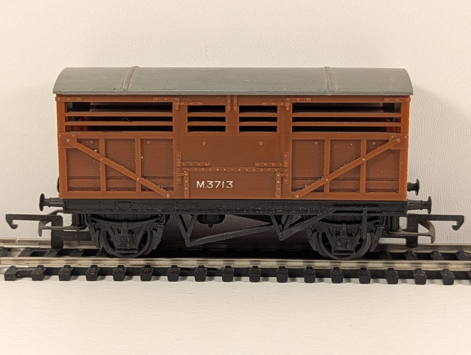 Tri-ang R122 BR Cattle Wagon M3713 – OO Gauge