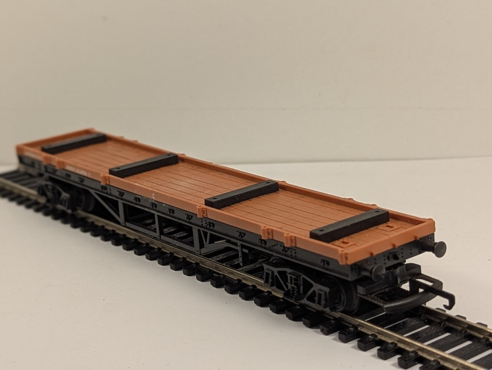 Hornby BR Brown 30 Ton Bogie Bolster C Wagon B940
