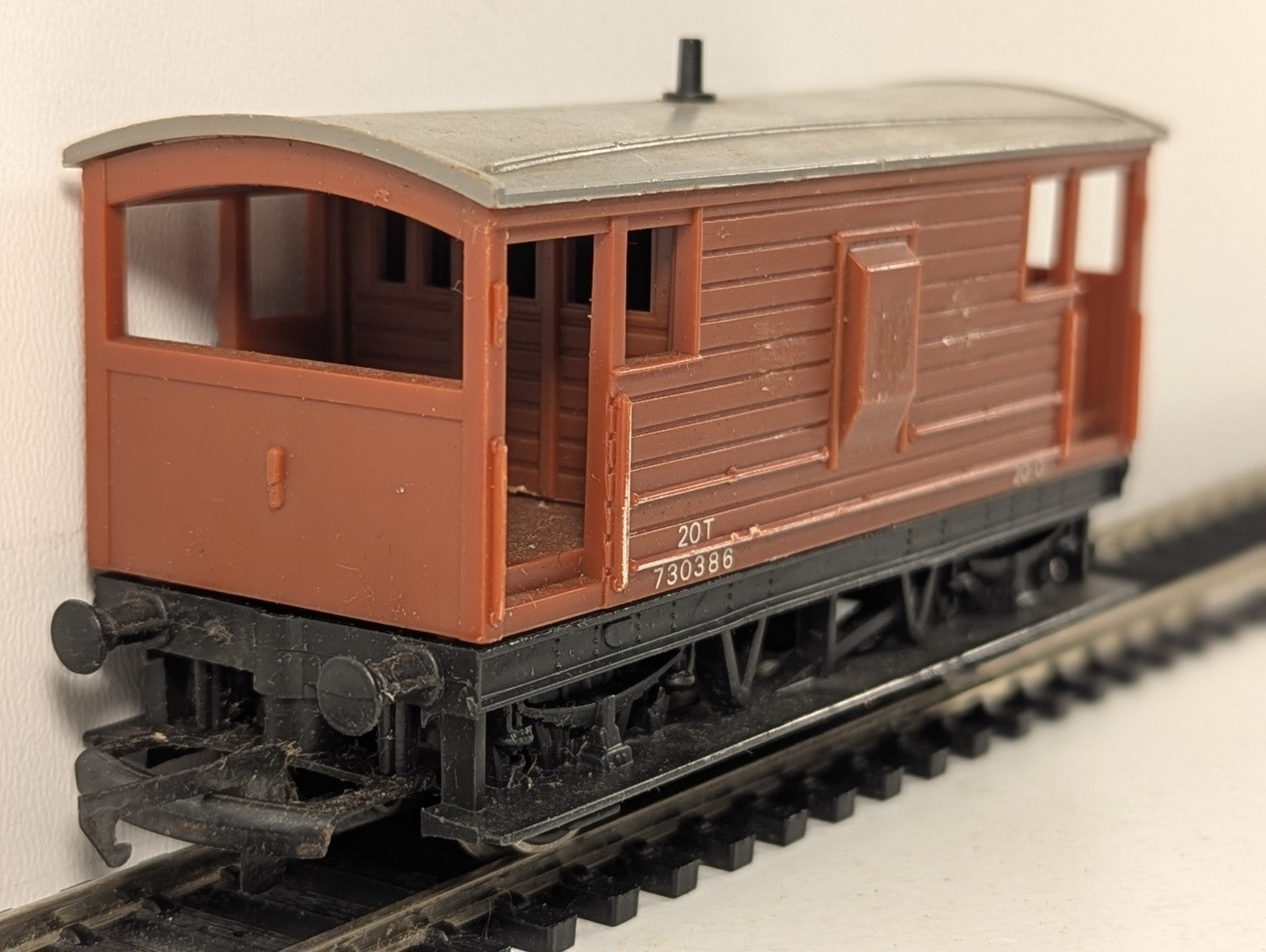 Hornby OO Gauge BR 20 Ton Brake Van 730386 BR Bauxite R124