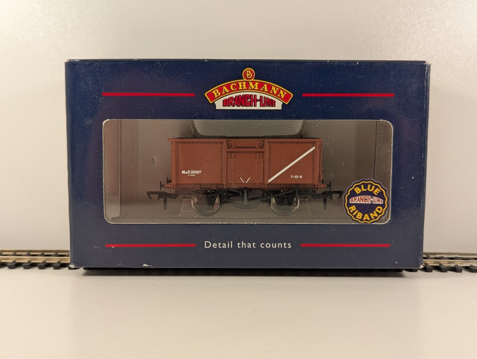 Bachmann 37-376A – 16T Pressed Steel Mineral Wagon No. 33327 (MOT Bauxite)
