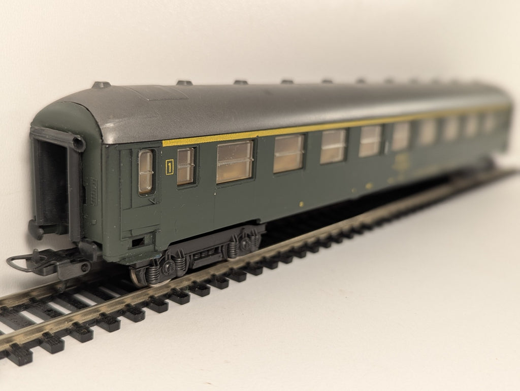Lima HO Gauge SNCF 1st Class Coach Passenger Coach 51 87 10-181 677 SNCF Green