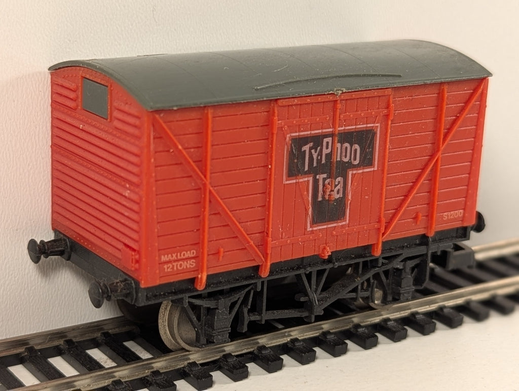 Lima 305601 Typhoo Tea Corrugated End Vent Van – OO Gauge