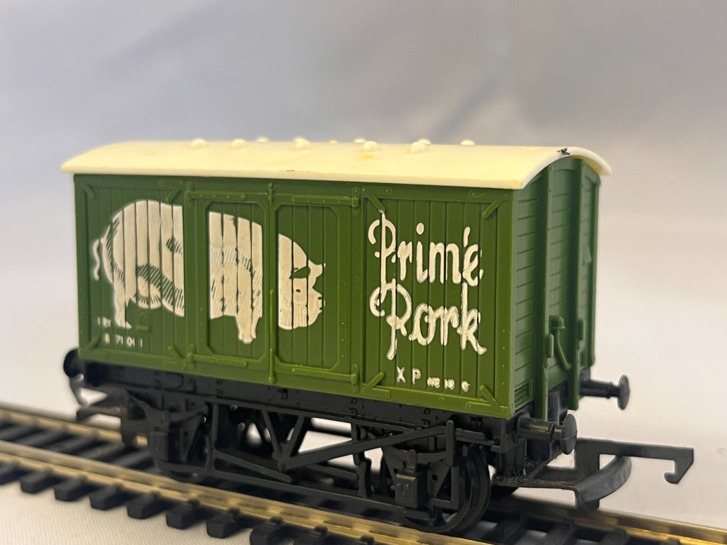 Hornby R216 OO Gauge Prime Pork Closed Box Van Green