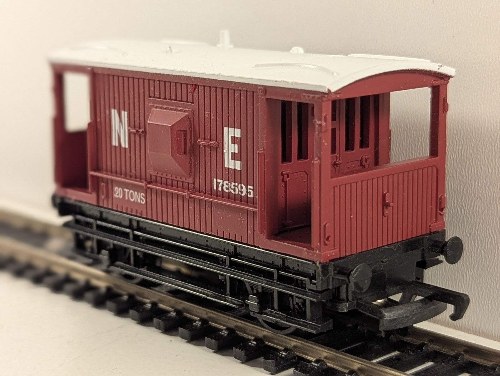 Mainline 37-140 LNER 20 Ton Brake Van Brown OO Gauge