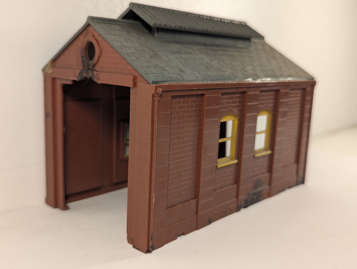 Tri-ang OO Gauge Engine Shed R76