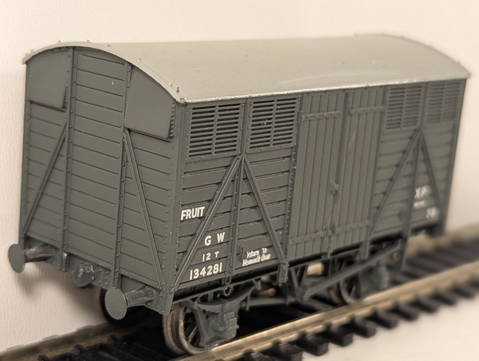 Bachmann 37-751B GWR Grey Fruit Van No.134330 OO Gauge - Missing Couplings