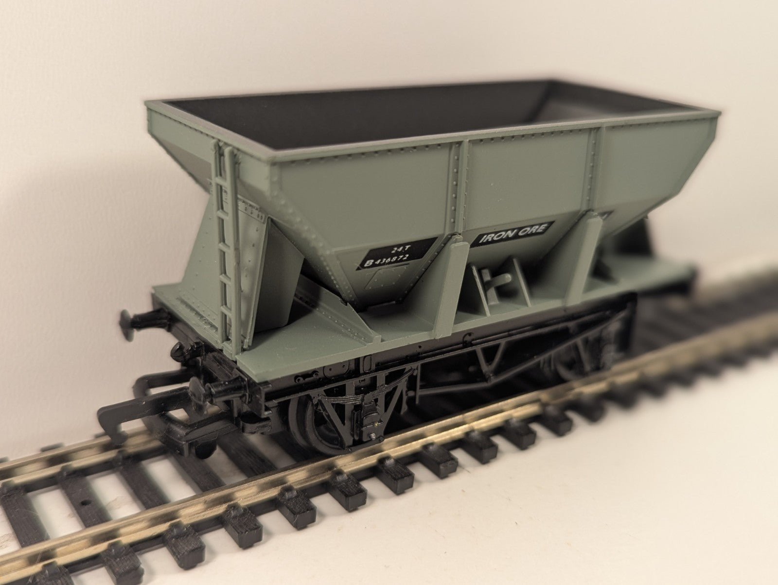 Replica Railways OO Gauge 24T Iron Ore Hopper B436872 boxed