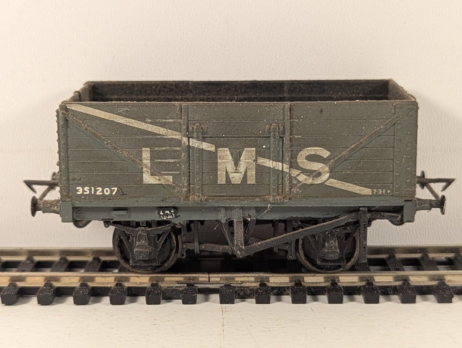 Kitbuilt OO Gauge LMS 7-Plank Mineral Wagon - Grey