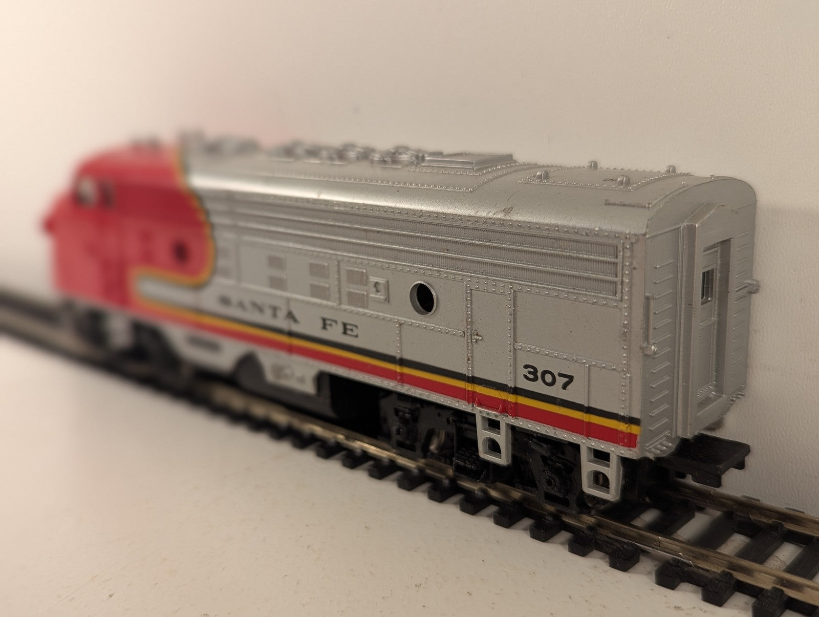 Bachmann HO Gauge EMD F9A Diesel Locomotive 307 Santa Fe Warbonnet