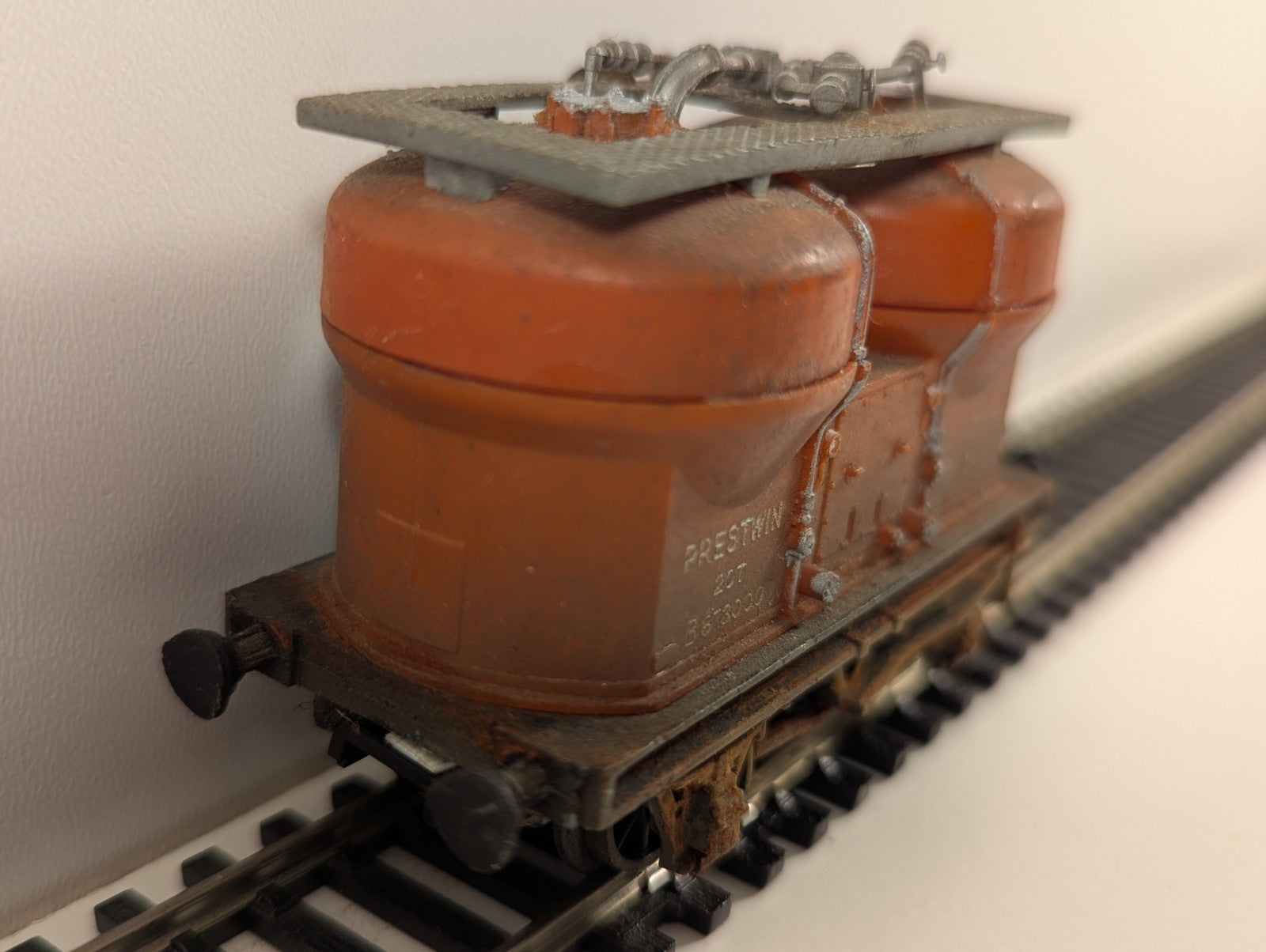 Wrenn “Prestwin” Twin Silo Wagon – OO Gauge