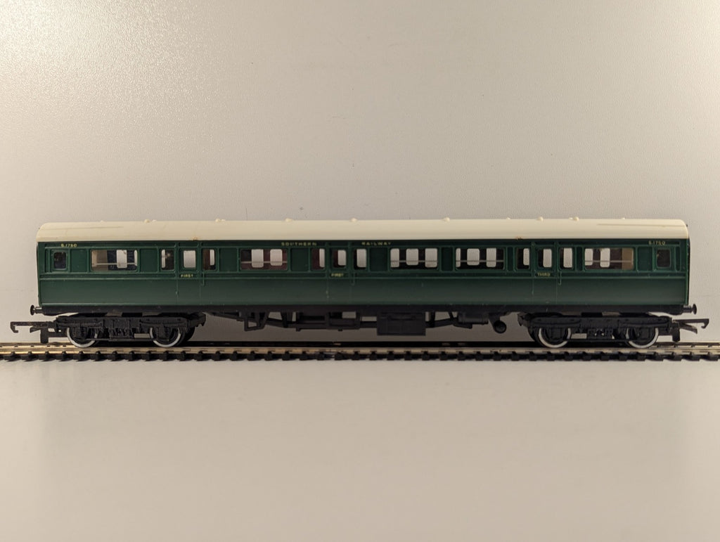Tri-ang Hornby OO Gauge Southern Railway First/Third Composite Coach