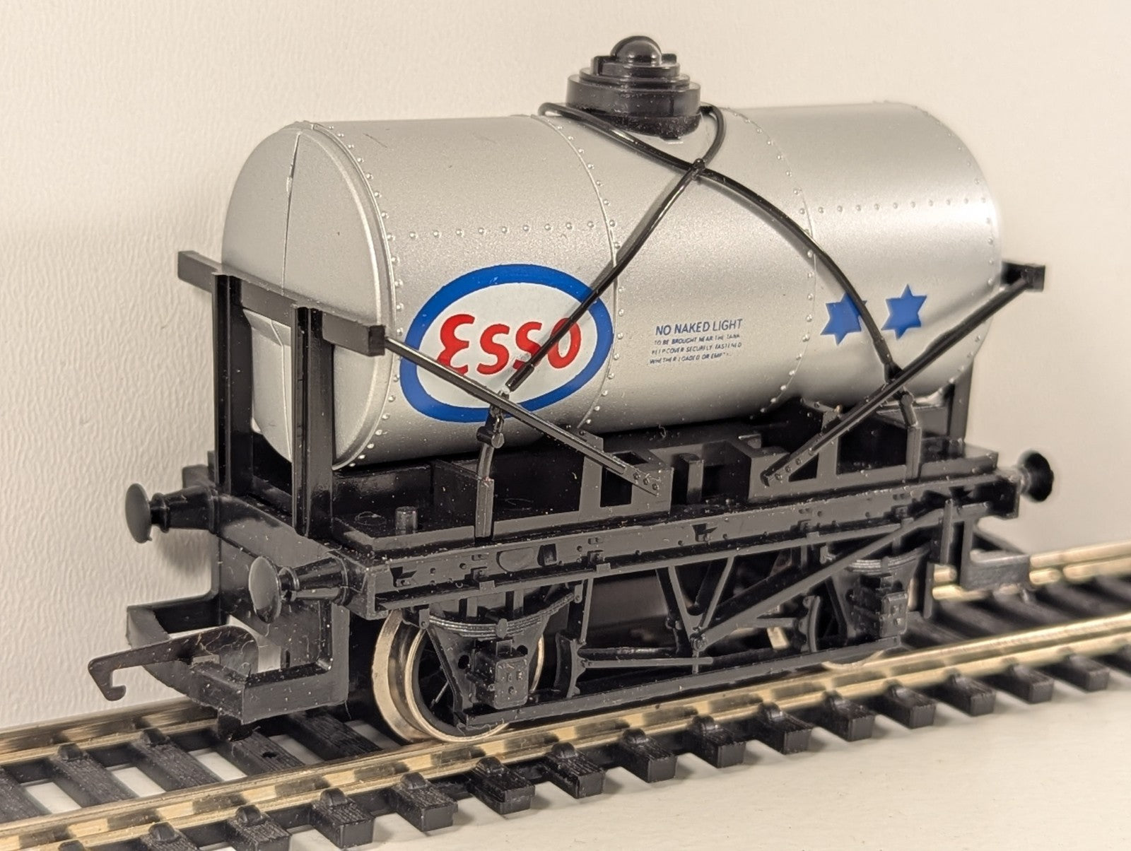 Hornby R713 Esso Tank Wagon