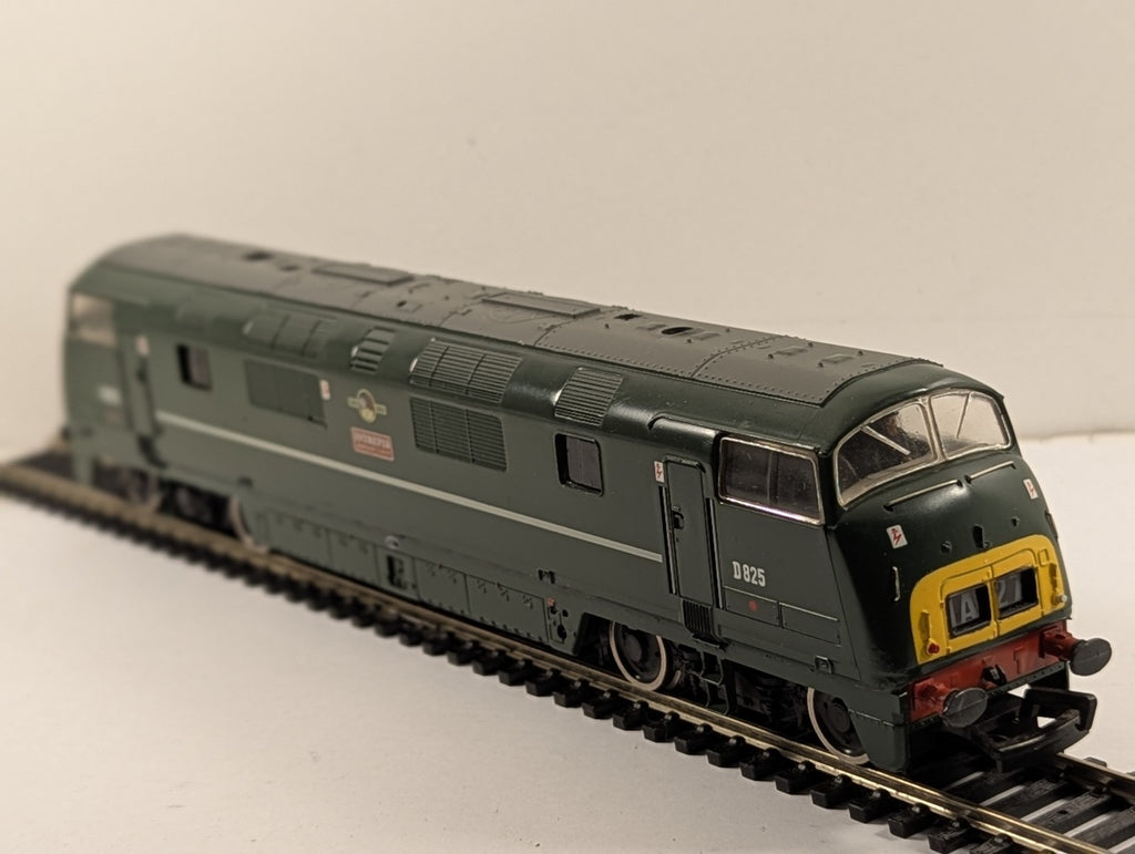 Mainline OO Gauge Class 42 Warship D825 'Intrepid' Diesel Locomotive