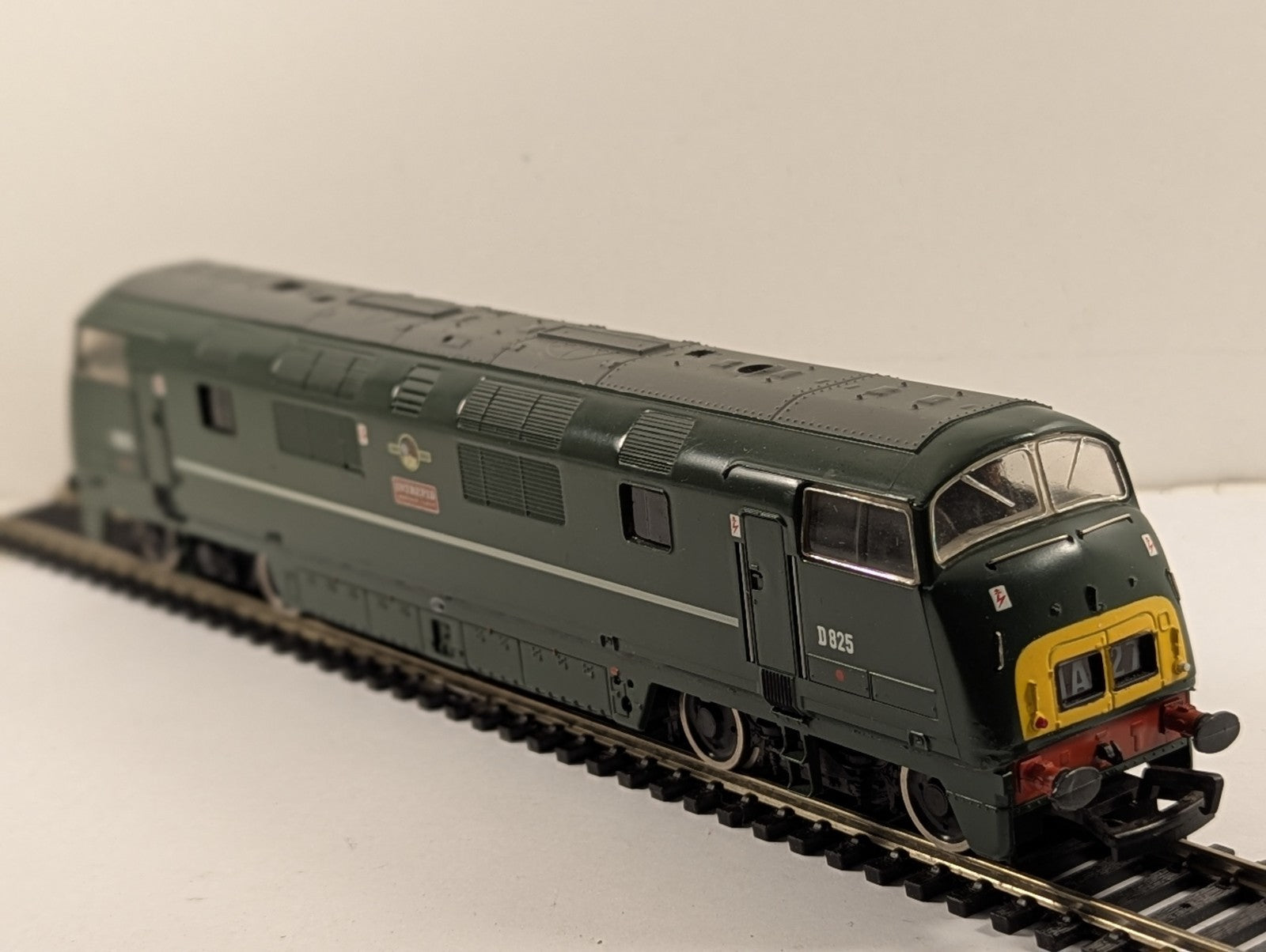 Mainline OO Gauge Class 42 Warship D825 'Intrepid' Diesel Locomotive