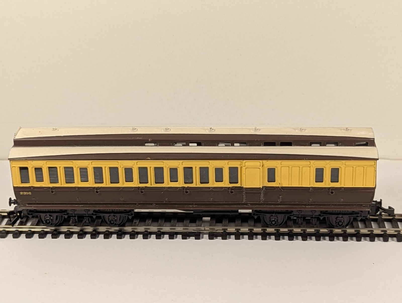 Tri-ang R333 OO Gauge GWR Clerestory Brake Third Coach 2316 – Wrong Couplings